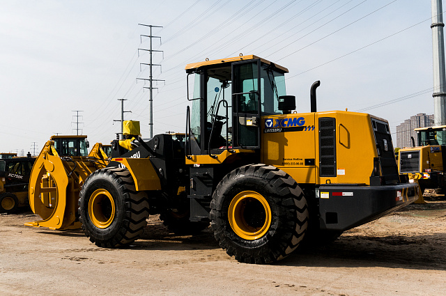 Фронтальный погрузчик LW550RU