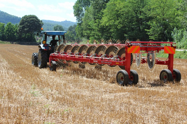 Прицепные V-образные грабли EASY RAKE SUPERSTAR 16-18-20-22