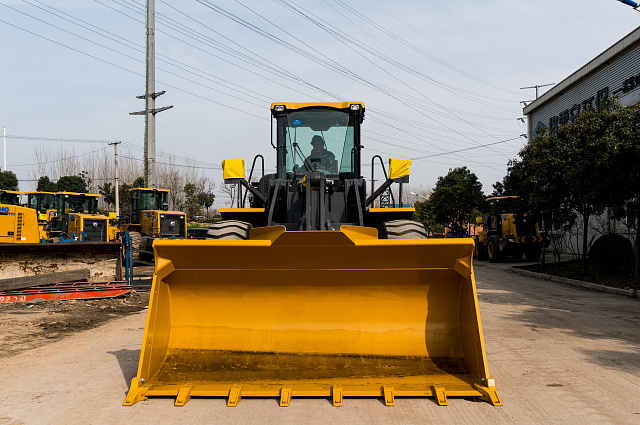 Фронтальный погрузчик LW550RU