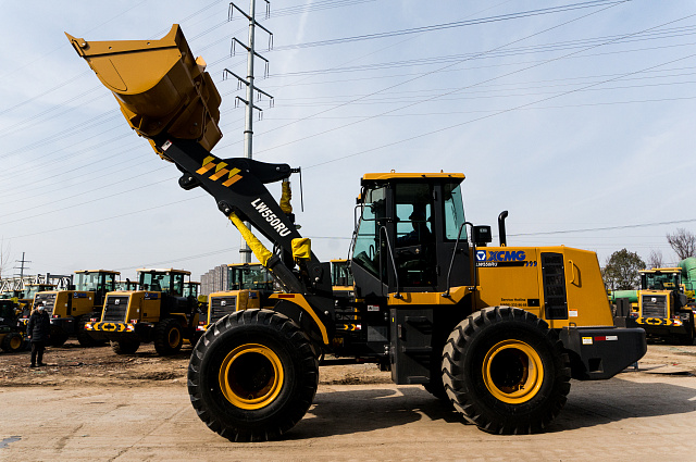 Фронтальный погрузчик LW550RU