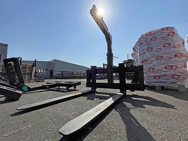 Универсальные вилы для поддонов и рулонов