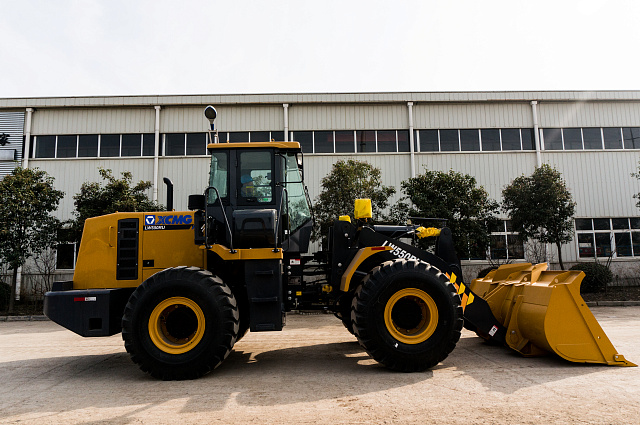 Фронтальный погрузчик LW550RU
