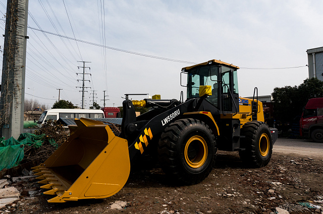 Фронтальный погрузчик LW550RU