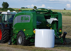 Пресс-подборщик с интегрированным обмотчиком с переменной камерой